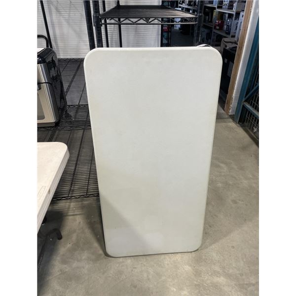 4FT FOLDING PLASTIC TABLE