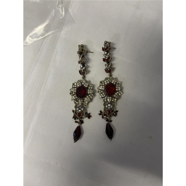 VINTAGE PAIR OF RED AND WHITE STONES EARRINGS