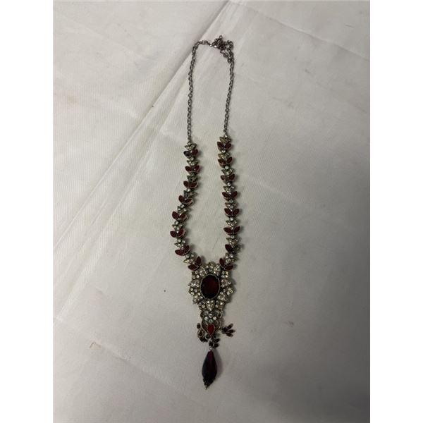 VINTAGE RED AND WHITE STONES NECKLACE