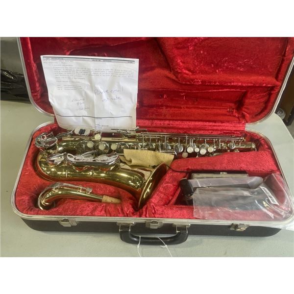 ALTO SAXAPHONE IN CASE