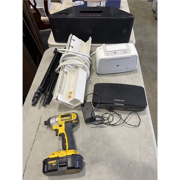 ASSORTED SPEAKERS AND IPOD DOCKS, BELKIN CORD HIDER POWER STRIP, DEWALT DRILL WITH BATTERY, WORKING