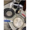 Image 4 : LOT OF FRYING PANS THERMOALLOY, ALL CLAD, KIRKLAND GREENPAN WOK AND AND ELECTRIC KETTLE