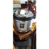 Image 1 : INSTANT POT 6 QUART PRESSURE COOKER WORKING NO VENT CAP