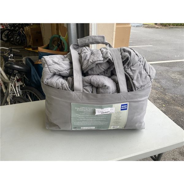 BRITANNICA  HOME  FASHIONS QUEEN SIZE COMFORTER SET