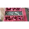 Image 2 : NEW WINE GIFT BOX SET - HOLDS 2 BOTTLES OF WINE AND ACCESORIES