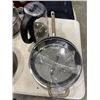 Image 2 : LOT OF CIRCULON FRYING PANS AND ELECTRIC KETTLE