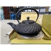 Image 4 : IWACHU CAST IRON STEEPING KETTLE AND FLORESSA WALL DECOR