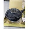 Image 6 : IWACHU CAST IRON STEEPING KETTLE AND FLORESSA WALL DECOR
