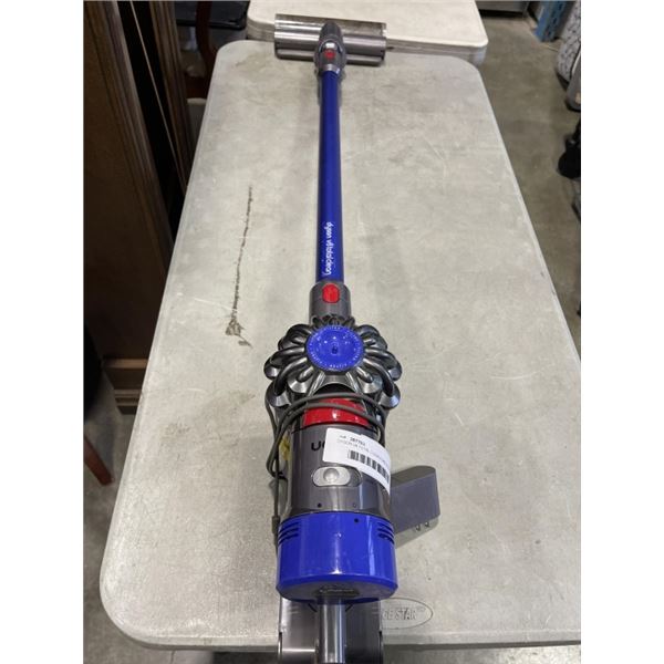 DYSON V8 TOTAL CLEAN CORDLESS STICK VACUUM - WORKING