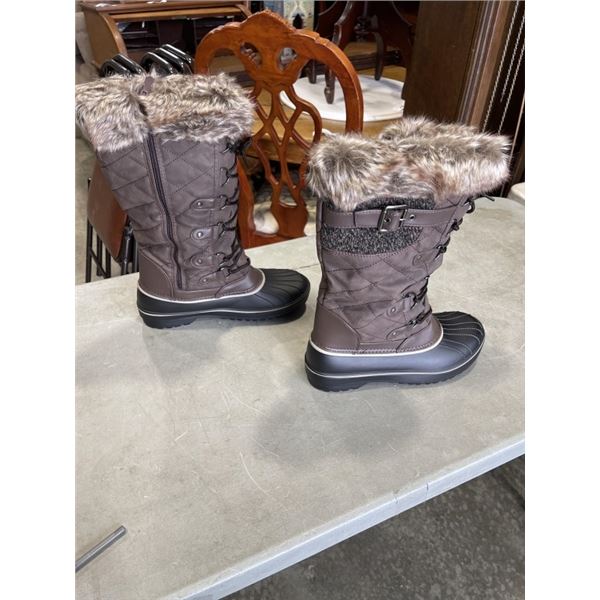 NEW PAIR OF MENS SIZE 9.5 BOOTS