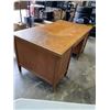 Image 4 : OAK DESK W/ LOCKING DRAWER AND KEY 3FT x 5.5FT