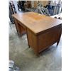 Image 5 : OAK DESK W/ LOCKING DRAWER AND KEY 3FT x 5.5FT