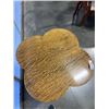 Image 3 : ANTIQUE OAK CLOVER PARLOUR TABLE