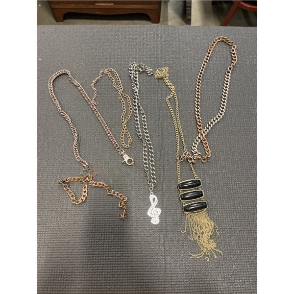 LARGE ASSORTMENT OF NECKLACES, SOME BROKEN