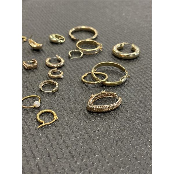 ASSORTED UNMARKED GOLD TONE EARRINGS, NO PAIRS