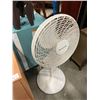Image 4 : ADJUSTABLE READING LAMP AND FLOOR FAN