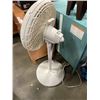 Image 5 : ADJUSTABLE READING LAMP AND FLOOR FAN
