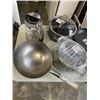Image 2 : LOT OF NINJA FRYING PANS WITH WOK AND ELECTRIC KETTLE