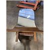 Image 2 : ANTIQUE VANITY DRESSER