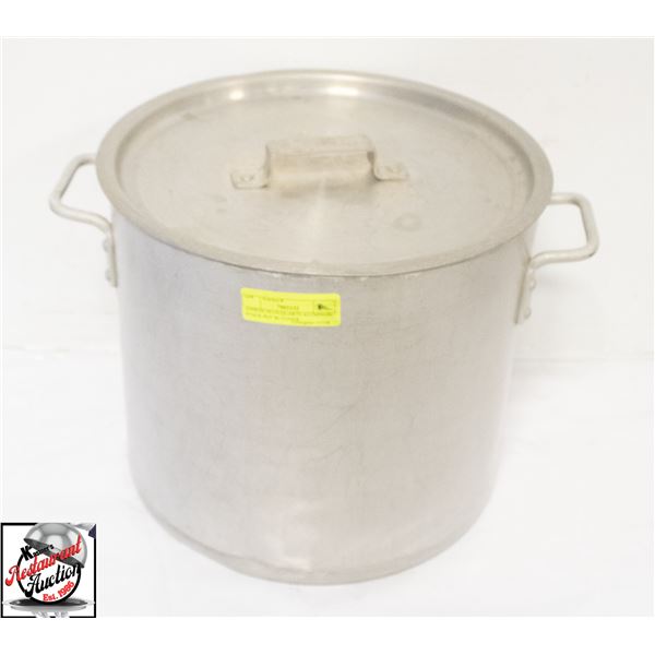 APPROX 29 US QUARTS ALUMINUM STOCK POT W/ COVER