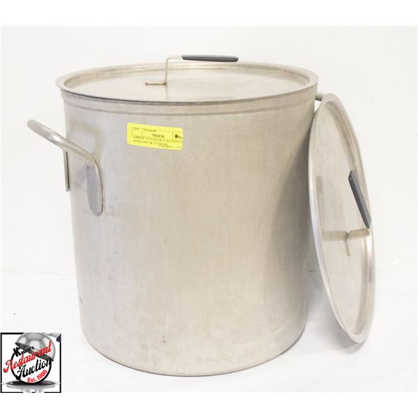 APPROX 33 US QUARTS ALUMINUM STOCK POT W/ 2 COVERS