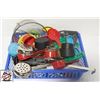 Image 1 : TOTE OF ASSORTED KITCHEN MISC