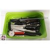 Image 1 : TOTE OF ASSORTED KNIVES
