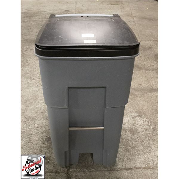 LARGE RUBBER MAID TRASH BIN
