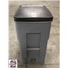 Image 1 : LARGE RUBBER MAID TRASH BIN
