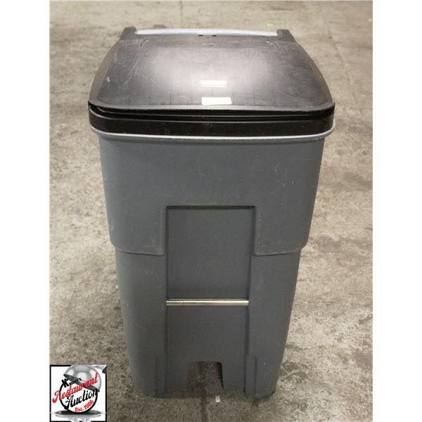 LARGE RUBBER MAID TRASH BIN