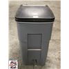 Image 1 : LARGE RUBBER MAID TRASH BIN