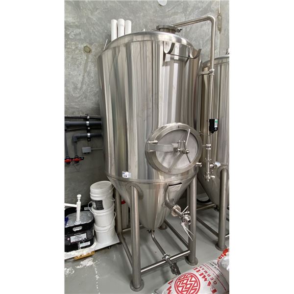 10 HL FERMENTATION TANK, JACKETED, PRESSURE GAUGE, TEMPERATURE CONTROL, 6" DRY HOP PORT,