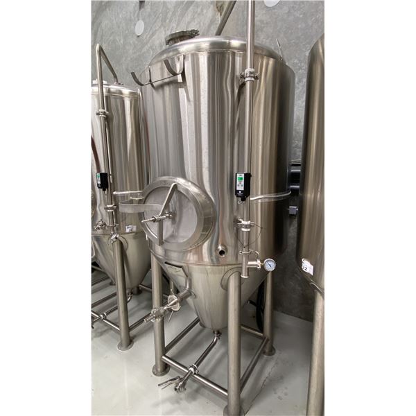 10 HL FERMENTATION TANK, JACKETED, PRESSURE GAUGE, TEMPERATURE CONTROL, 6" DRY HOP PORT,