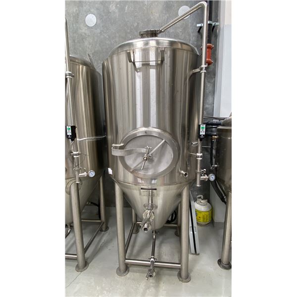 10 HL FERMENTATION TANK, JACKETED, PRESSURE GAUGE, TEMPERATURE CONTROL, 6" DRY HOP PORT,