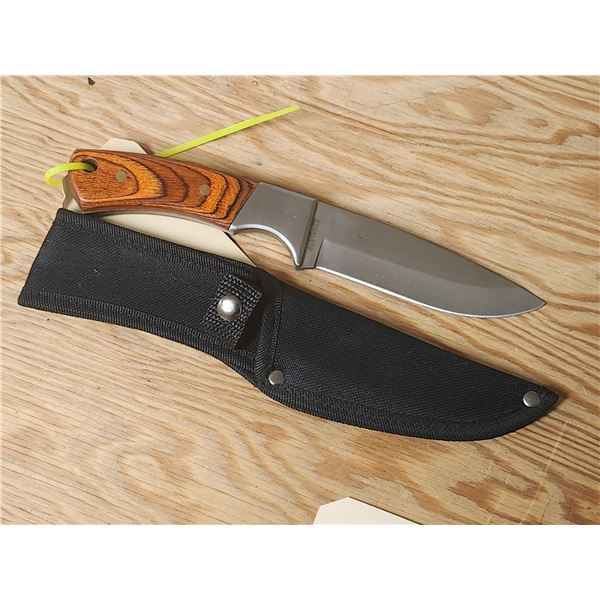 New Hunting Knife w/Nylon Sheath
