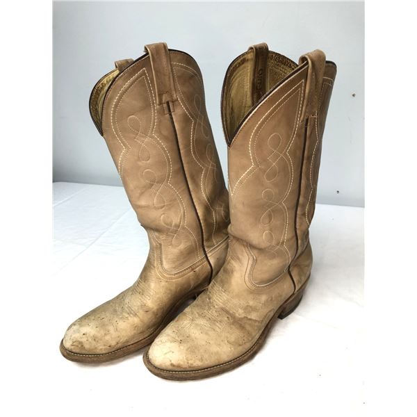 DINGO Cowboy Boots - 8.5 D