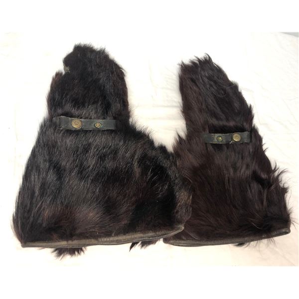 Musk Ox Fur Mitten Gloves - NW Mounted Police Medium / Large