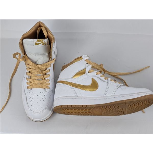 Nike WMNS Air Jordon Retro (White/Metallic Gold)