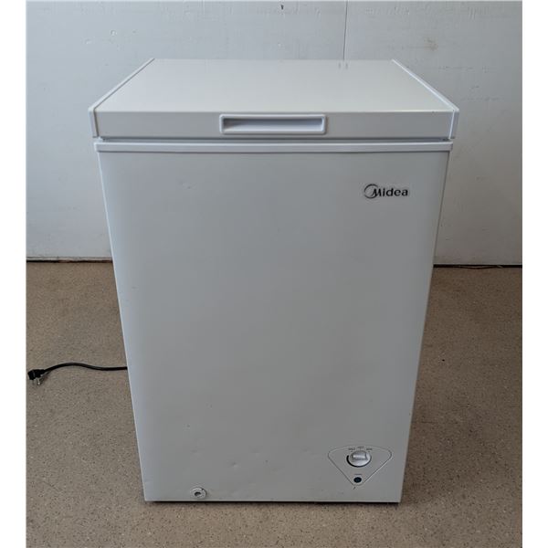 Midea MRC35B3AWW 3.5 Cu.Ft. Chest Freezer | R1FL