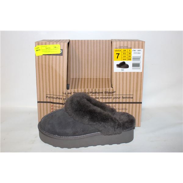 NEW W BOX KIRLAND PLATFORM LADIES SLIPPERS SIZE 7