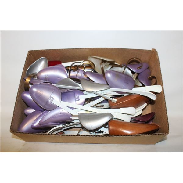 41 PC WOOD/PLASTIC SHOE FORMS