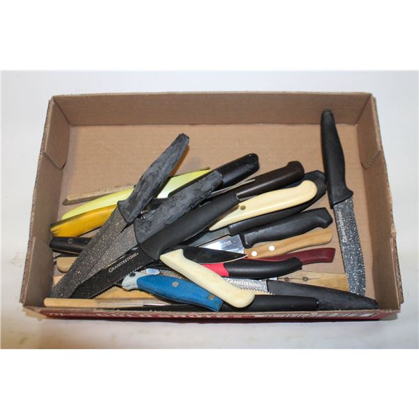 SET OF GRANITESTONE STEAK KNIVES,CUTTING BOARD, AN