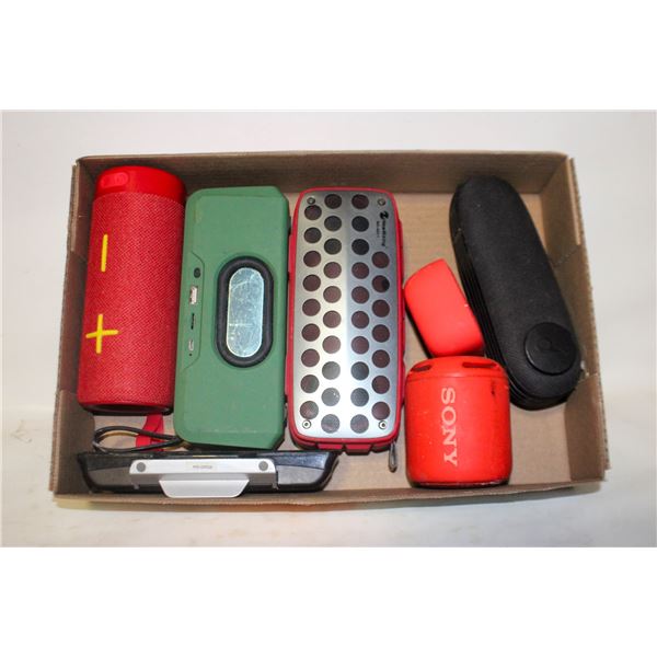 FLAT OF BLUETOOTH SPEAKERS