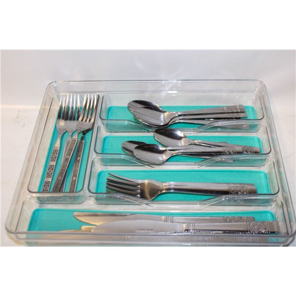 SET OF FLATWARE IN TRAY