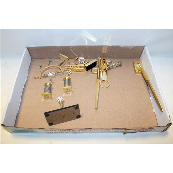 LOT OF VARIOUS OFFICE BRASS DECORATIONS