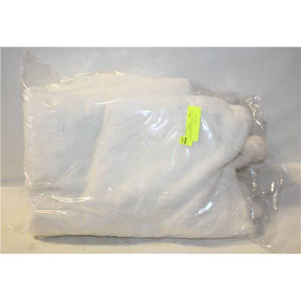 ALEX & ZOE FUZZY BLANKET