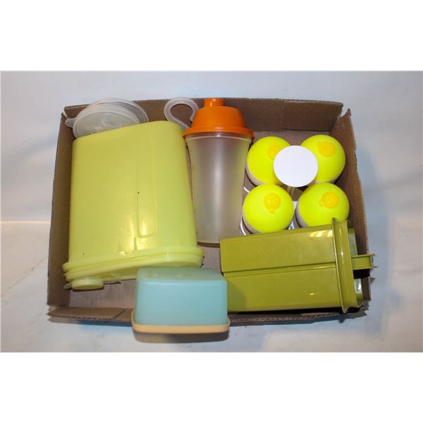 VINTAGE RETRO TUPPERWARE AND ASSORTED PLASTIC