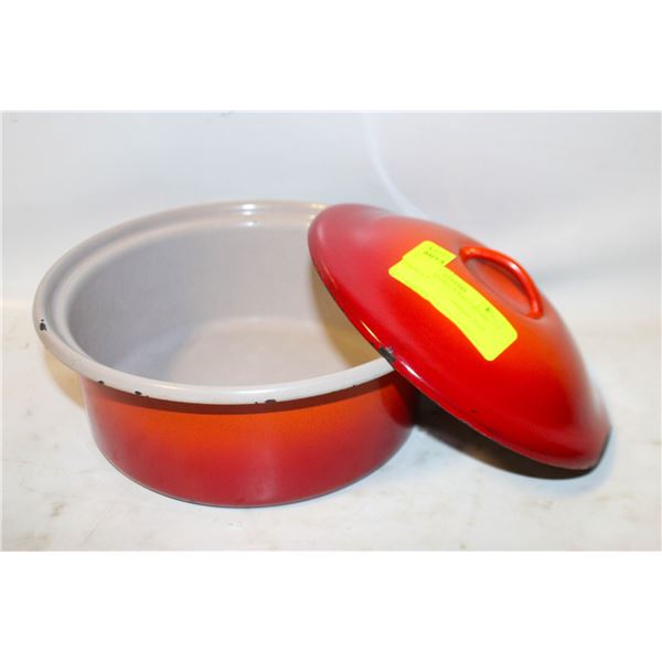 VINTAGE ENAMELWARE LIDDED CASSEROLE