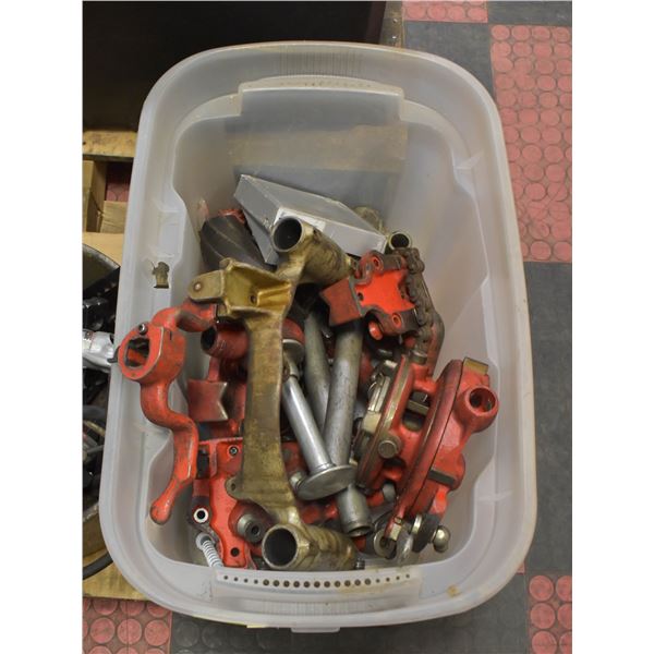TOTE OF RIDGID TOOLS INCLUDES INCLUDES CHAIN VISE