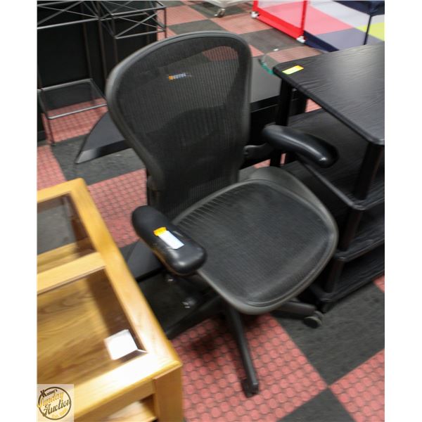 MESH BACK HYDRAULIC LIFT OFFICE CHAIR